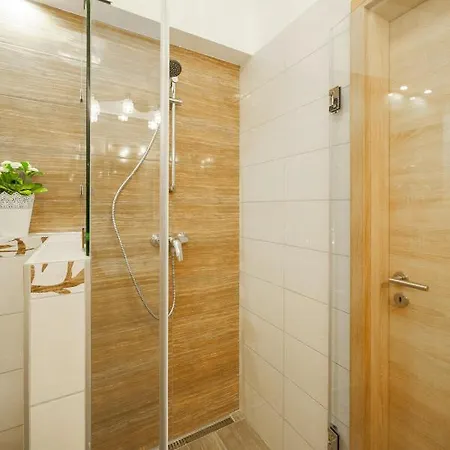 A_or_ B_luxflat_2br_2ba_vaci Street Budapest